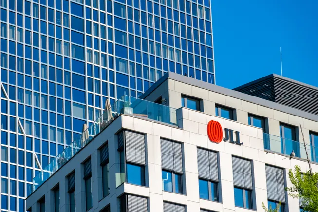 JLL 受益于综合服务与甲级写字楼需求